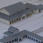 Foto eines grau-weißen Pappmodells. Man erkennt mehrere Gebäude mit Säulen.