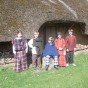 Foto: Fünf Schulkinder in keltischer Tracht vor dem Eisenzeithaus
