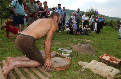 Foto: antiker Bronzeguss wird von Herrn Skrypzak im Experiment präsentiert