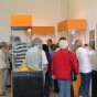 Blick in den großen Ausstellungsraum mit Vitrinen und Besuchern.