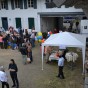 Blick von oben in den Innenhof der Außenstelle. Man sieht die weiße Ziegelfassade, zahlreiche Besucher und einen weißen Pavillion.
