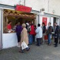 Besucher vor der römischen Taverne.