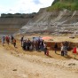 Brunnenbefund und zahlreiche Besucher in der Böschung des Braunkohletagebaus.