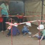 Vier Kinder mit Bauhelmen graben mit Kellen nach Fundstücken.