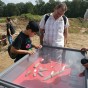 Einige Besucher betrachten die Vitrine mit den Fundstücken.