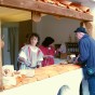 Ansicht der Römischen Taverne mit Theke und einem Gast.