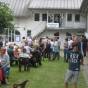 Innenhof der Außenstelle mit zahlreichen Besuchern. Im Hintergrund das Hinweischild zu den Stiftungsprojekten.