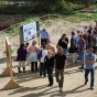 Foto: Eine Besuchergruppe steht vor Herrn Eickels der auf eine Informationbstafel zeigt.