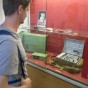 Ein Besucher steht an einer Vitrine, in der ein Funkgerät ausgestsellt ist.