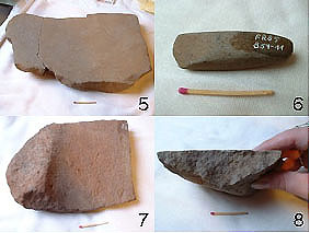 Das Bild zeigt vier ausgewählte Felsgteinartefakte vom Fundort Frimmersdorf 85 aus der Bandkeramik. Oben Links eine Schleifplatte, oben rechts eine Dechselklinge, unten links ein Mahlsteinfragment und unten rechts der Querschnitt eines Mahlsteinfragments.