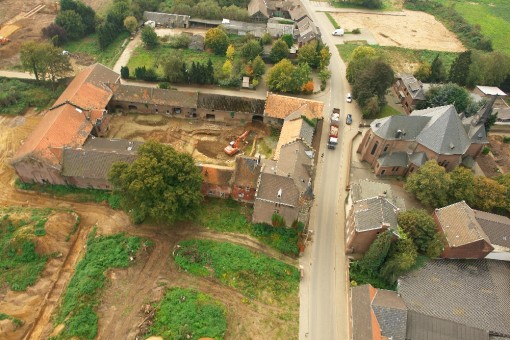 Luftaufnahme der Kirche und des Kapitelshofes getrennt durch eine Straße im Ortskern Otzenrath