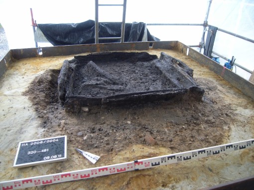 Das Foto zeigt den 2006 im Tagebau Hambach entdeckten und anschließend im Block geborgenen bandkeramischen Brunnen von Merzenich- Morschenich. 