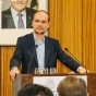 Ein Herr steht hinter einem Rednerpult, auf der Vorderseite des Rednerpultes befindet sich das Logo der Stiftung und bedankt sich für die Auszeichnung des Archäologiepreises.