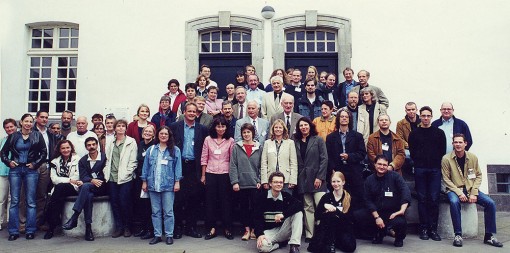 Gruppenfoto auf den Stufen vor dem rücseitigen Eingang der Abtei Brauweiler.